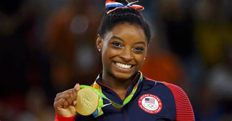 simone biles estatura